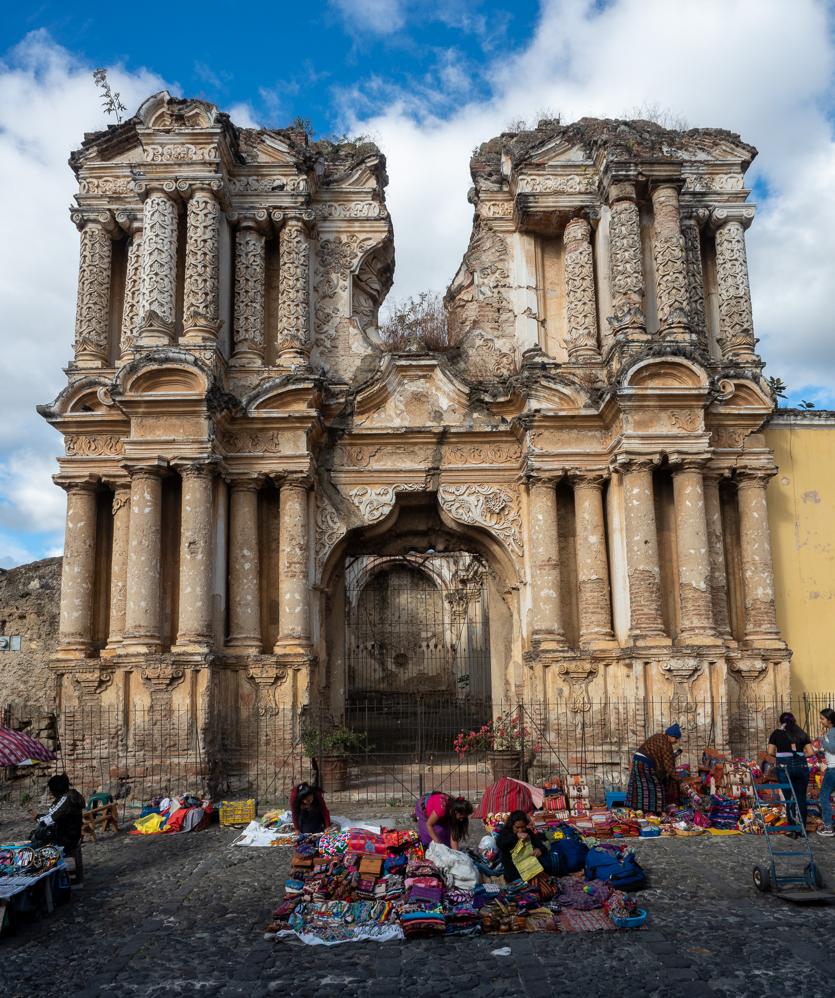 La Antigua; artesanías street market in front of El Carmen church, ruined by the 1773 earthquakes