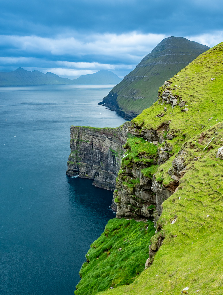 Bird cliffs near Gjógv